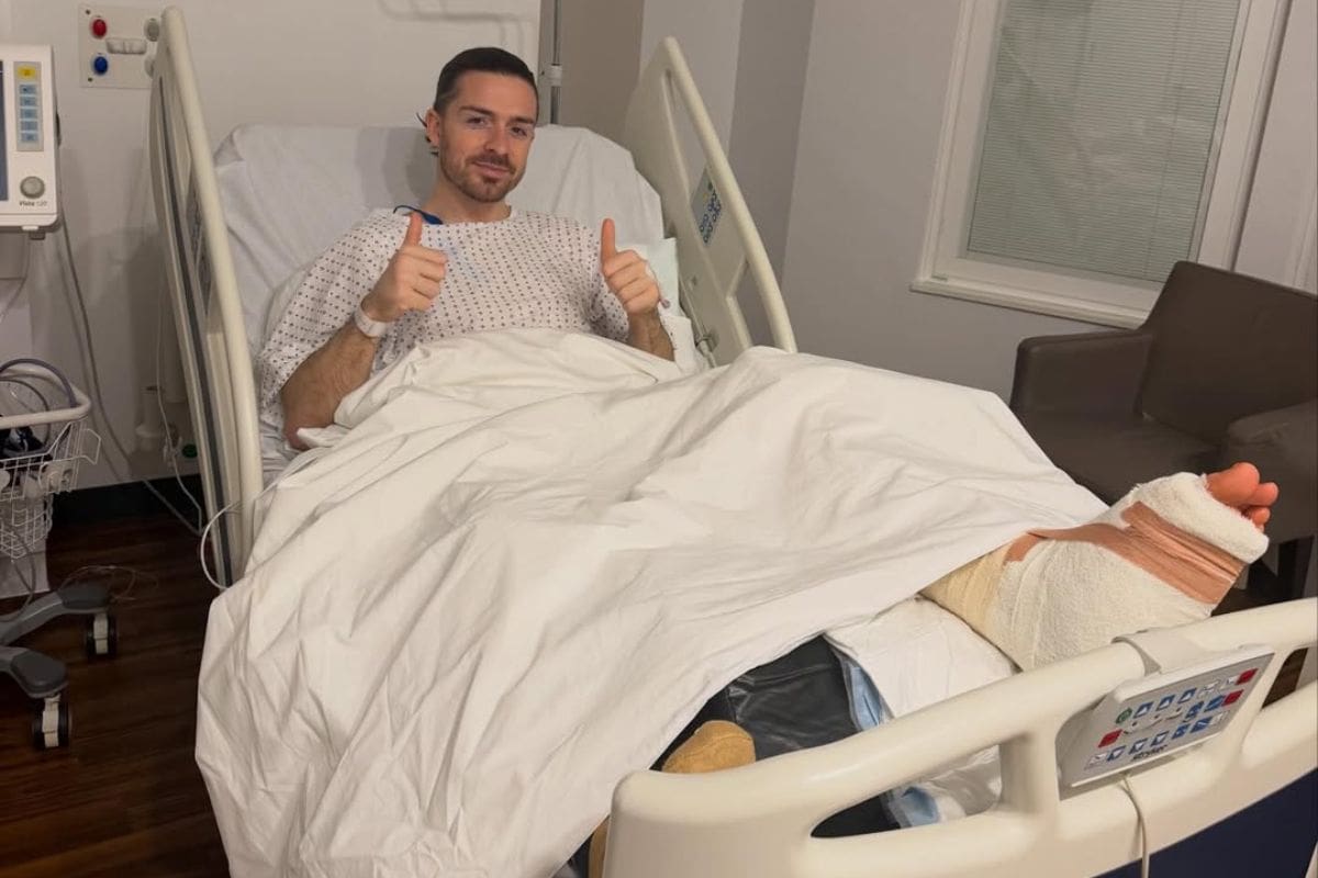 El volante del Everton, desde el hospital donde fue intervenido quirúrgicamente. Foto: @jackgrealish en Instagram