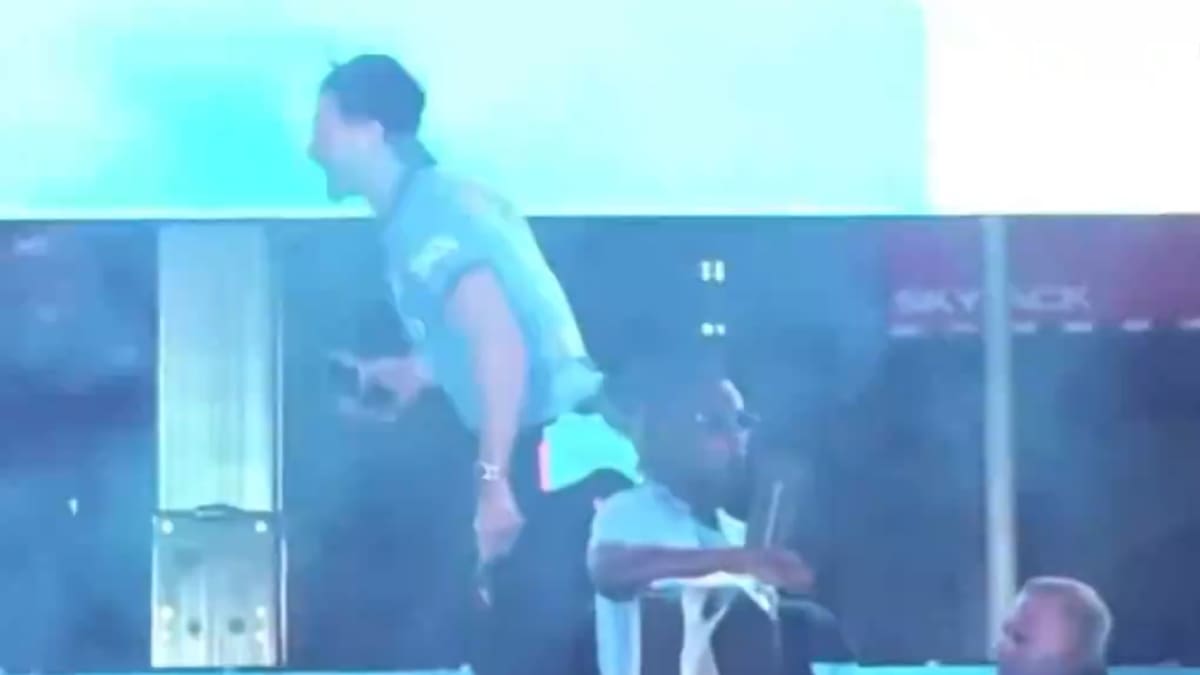 VIDEO | Estuvo bueno el festejo: Jack Grealish casi se cae de la cima del bus del Manchester City... ¡dos veces!