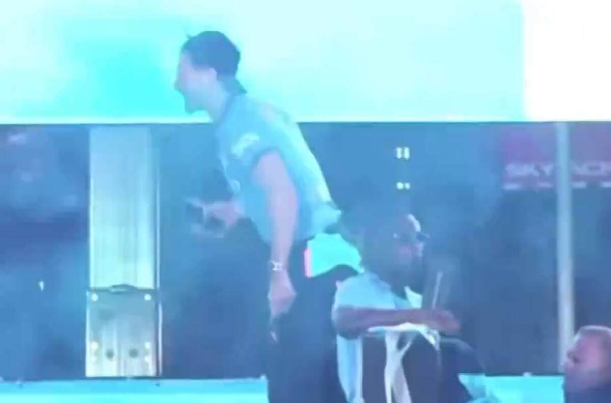 VIDEO | Estuvo bueno el festejo: Jack Grealish casi se cae de la cima del bus del Manchester City... ¡dos veces!