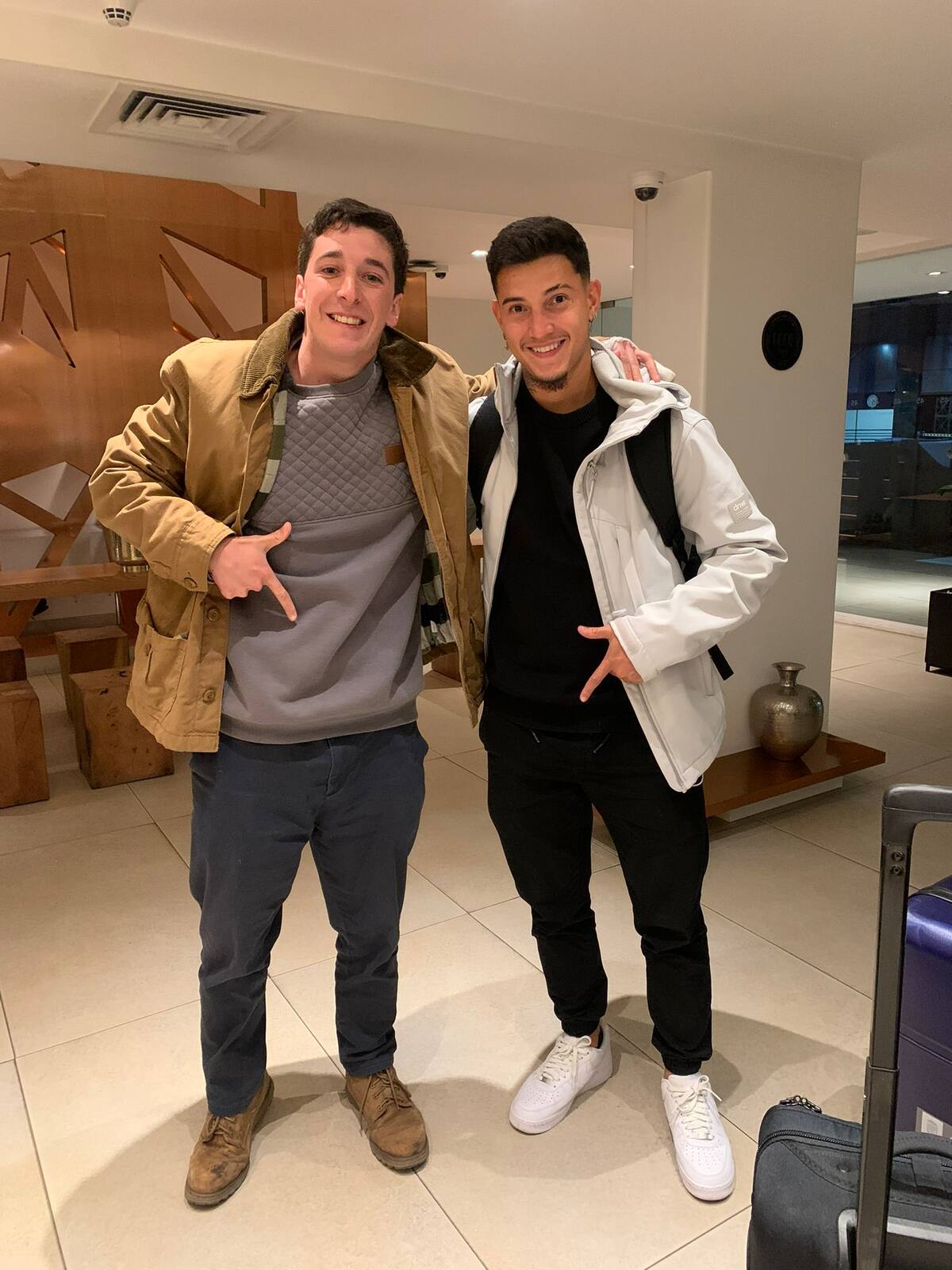 Jader Gentil siendo captado en el aeropuerto. (Foto: @Claudiovicunai).