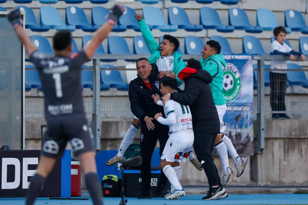 Jaime García celebrando con el plantel de Santiago Wanderers. Aton