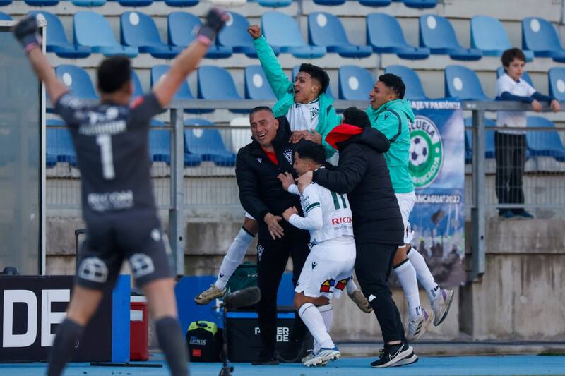 Jaime García celebrando con el plantel de Santiago Wanderers. Aton