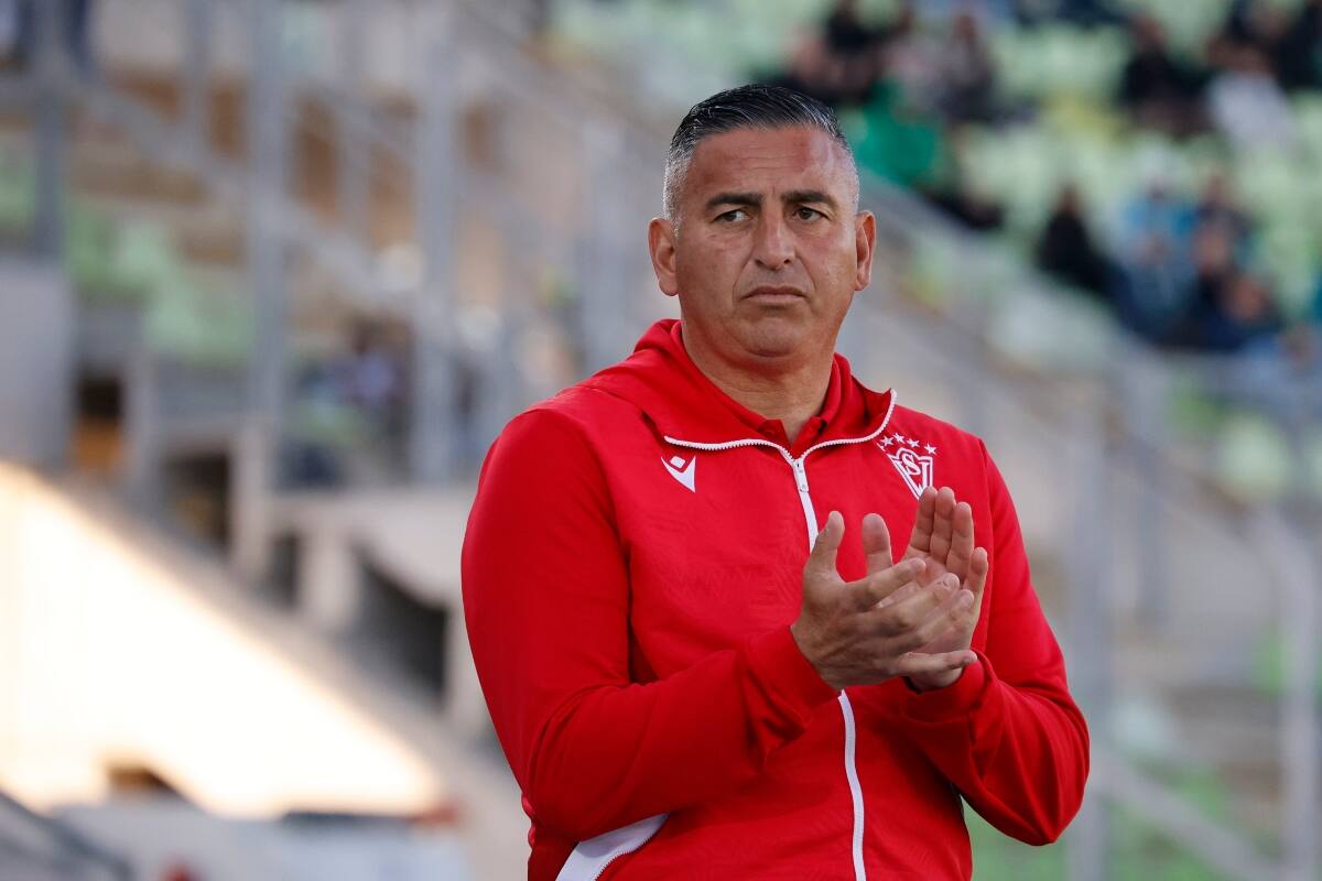 dirigiendo a Santiago Wanderers ante Deportes Limache. Foto: Aton
