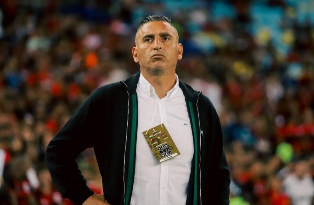 El DT motivó a los jugadores del Deportivo Lucero. Foto: Aton.