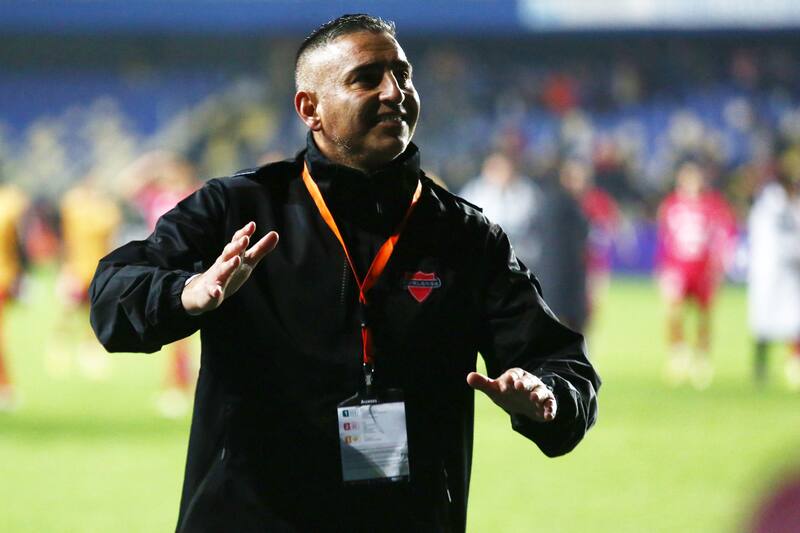 El entrenador de Ñublense dirigiendo Copa Libertadores. (Foto: Agencia Aton)