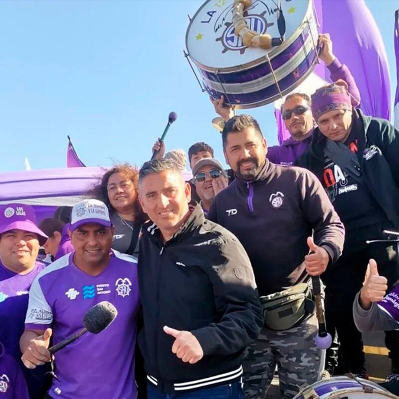Jaime García junto a los hinchas de San Antonio.