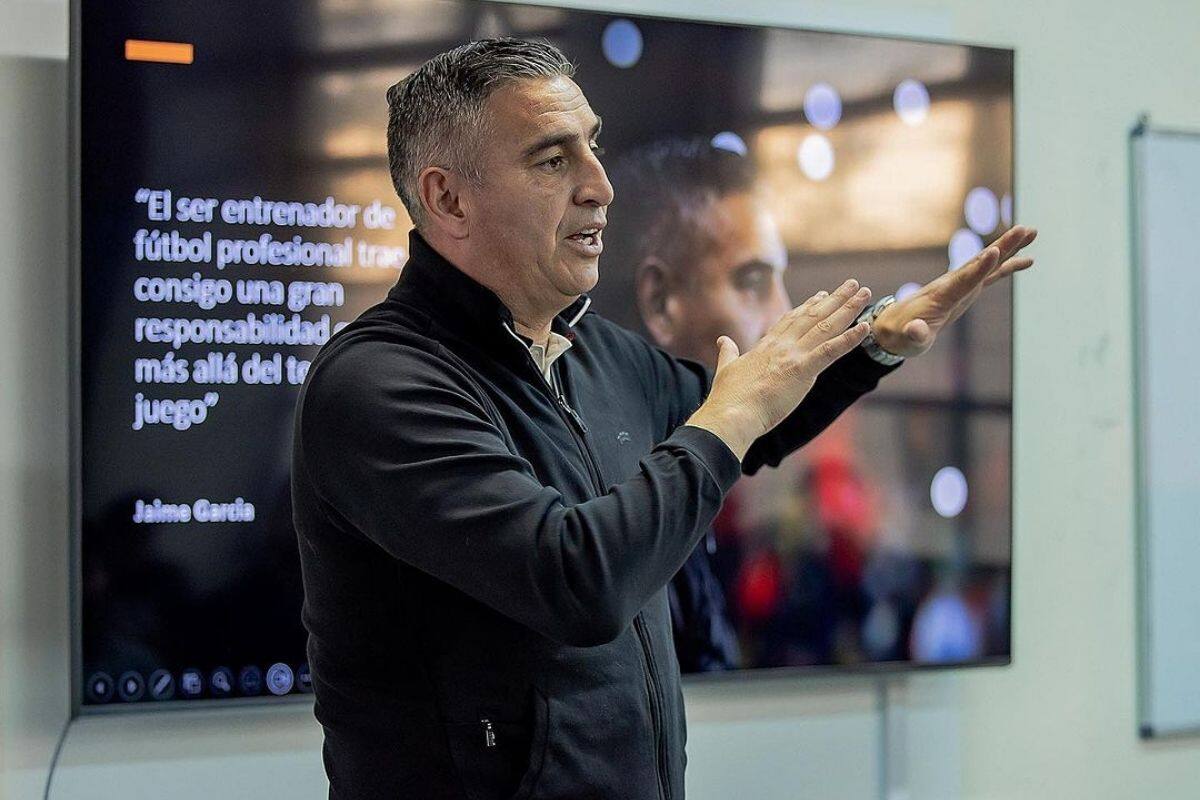 El entrenador chileno se nutre de conocimiento en su periplo por el Viejo Continente. Foto: Instagram Jaime García.