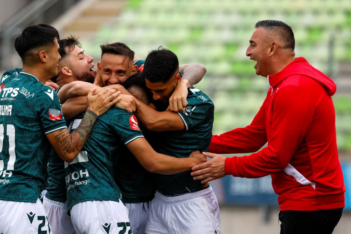 Empieza a construir su complicidad con los jugadores de Santiago Wanderers. (Foto: Aton)