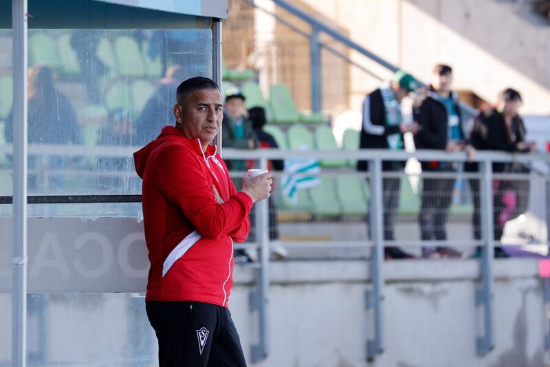 EL DT de Wanderers apuntó contra un juvenil del club. Foto: Aton.