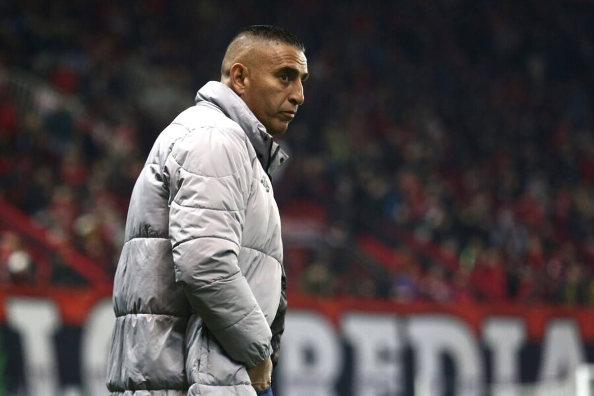 El director técnico de Ñublense Jaime García en la derrota frente a Ñublense. Foto: Aton.