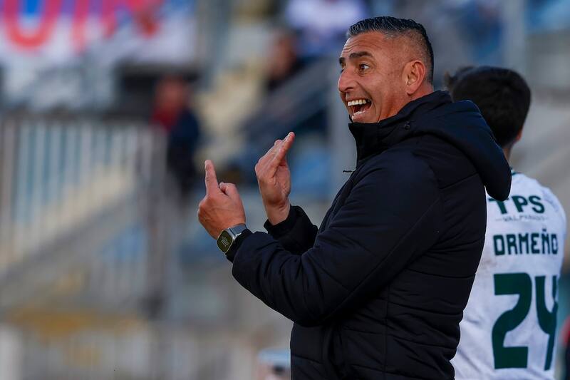 busca un delantero que se pueda mover por todo el ataque para reforzar a Wanderers.