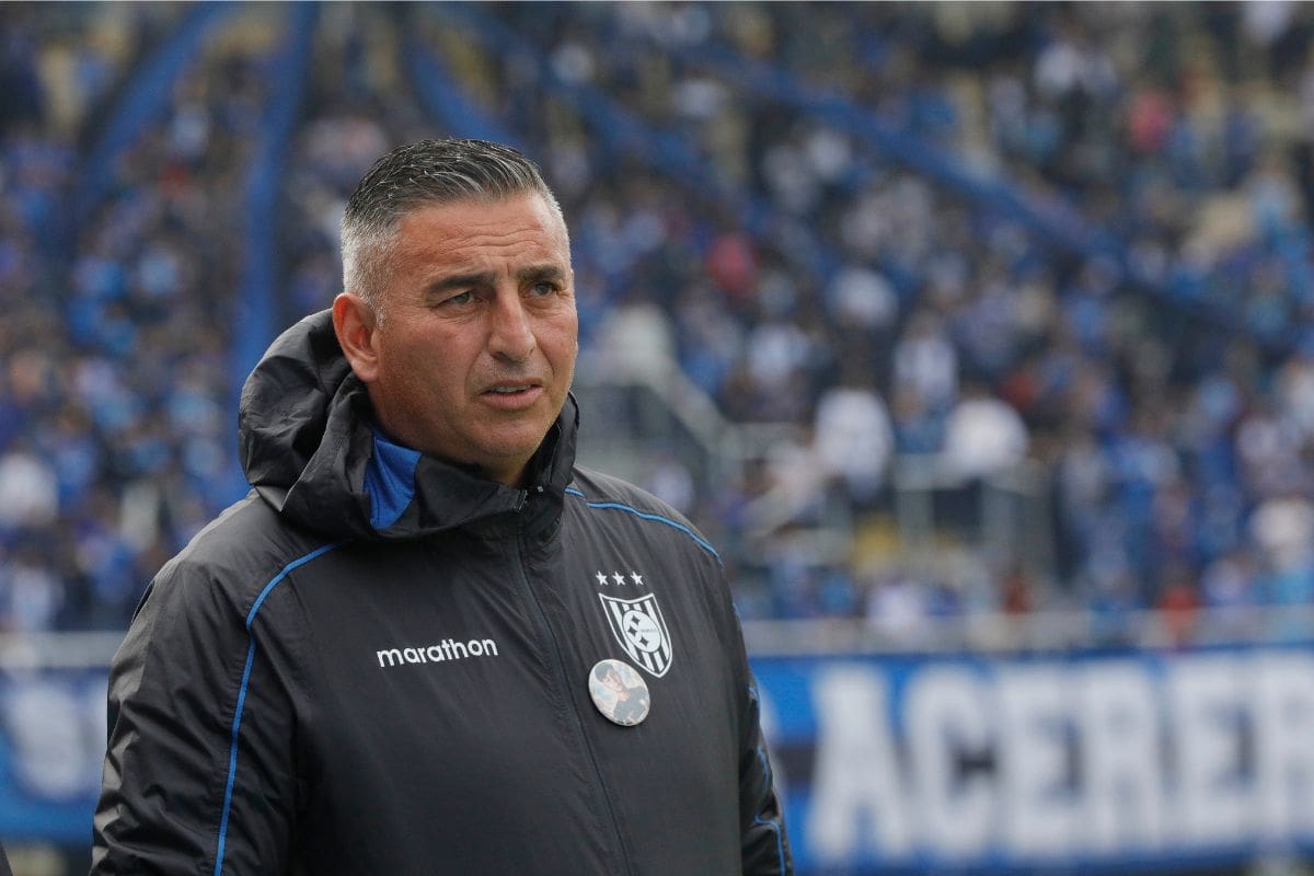 El entrenador de Huachipato durante el Clásico del Biobío. Foto: Agencia Aton.