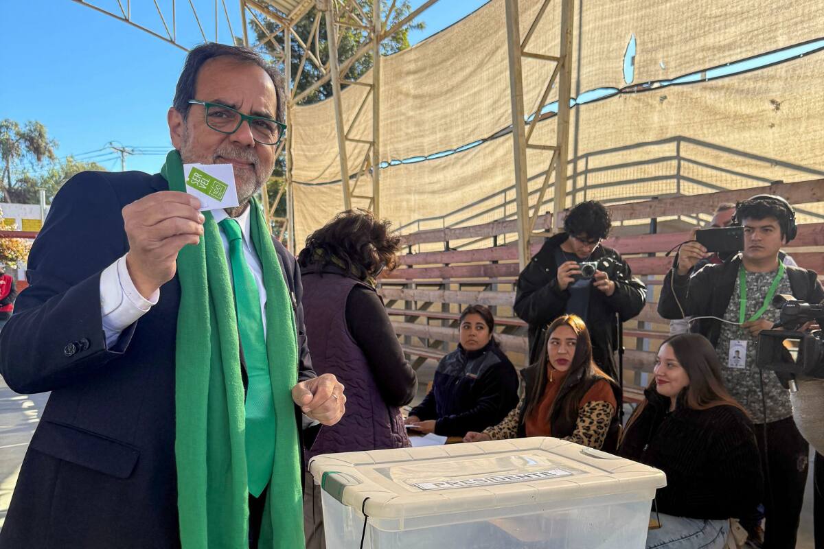 El candidato por la Federación Regionalista Verde Social votó en su comuna natal, en la región de Atacama.