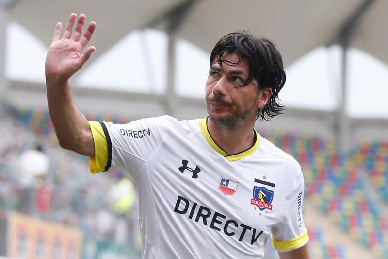 El ex Colo Colo está contra las cuerdas ya que hinchas del club piden la salida de Eduardo Lobos. Photosport
