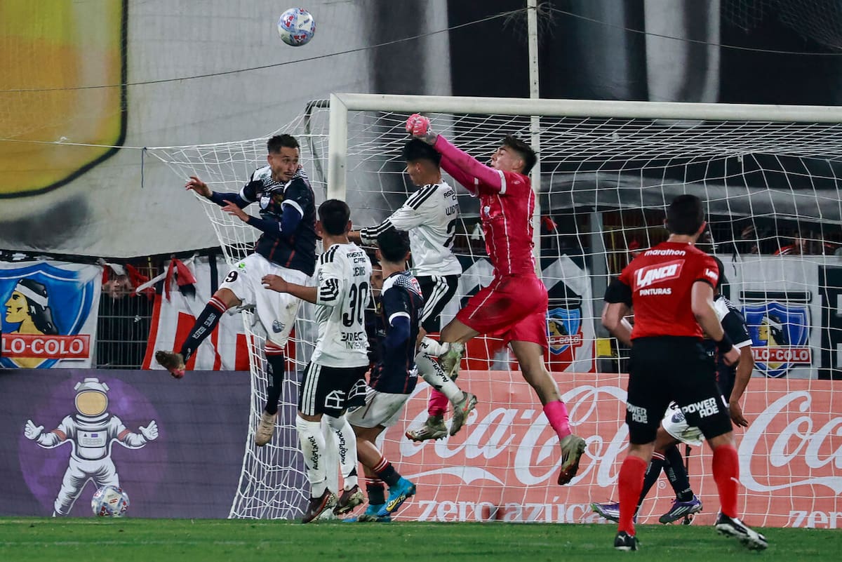 El meta dejó gratas impresiones entre los hinchas de Colo-Colo. Foto: EFE.
