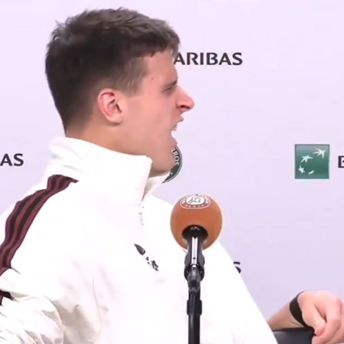 VIDEO | Jakub Mensik sufrió calambres en plena conferencia de prensa y su reacción se volvió viral