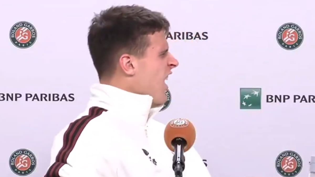 VIDEO | Jakub Mensik sufrió calambres en plena conferencia de prensa y su reacción se volvió viral
