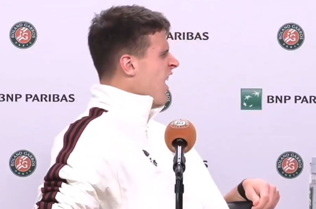 VIDEO | Jakub Mensik sufrió calambres en plena conferencia de prensa y su reacción se volvió viral