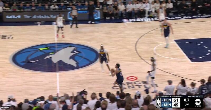 Anotó un increíble triple contra los Timberwolves.