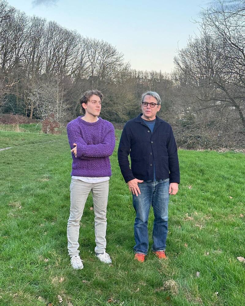 lucen su parecido en neuva foto publicada en redes sociales.