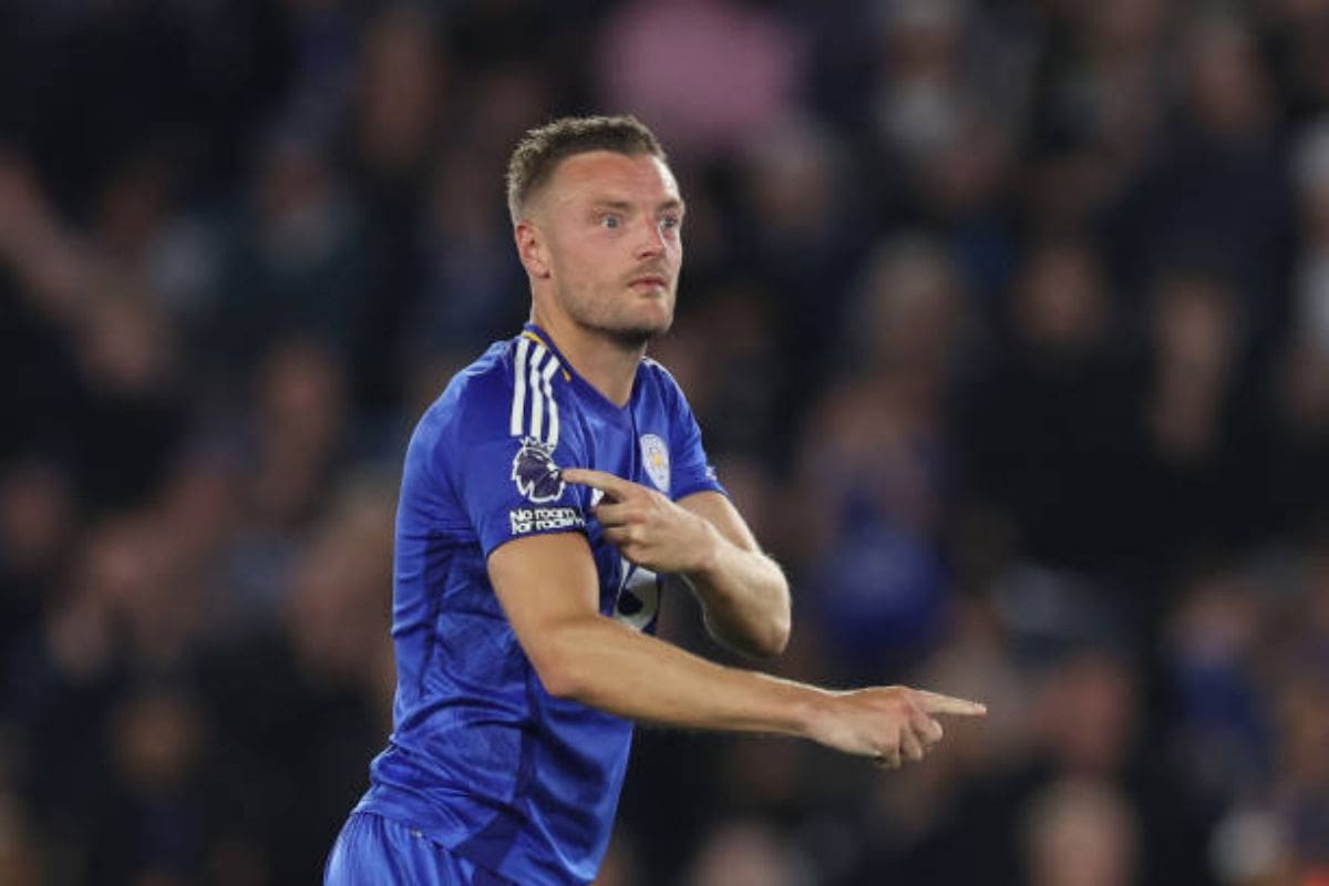 Se va el símbolo del Leicester.