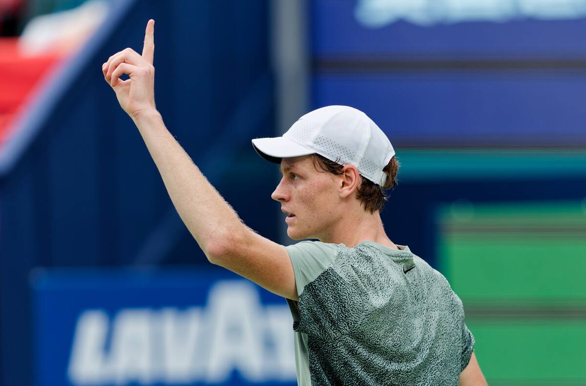 Jannik Sinner avanzó a la final del Masters 1000 de Shanghai y aseguró terminar el año como número uno