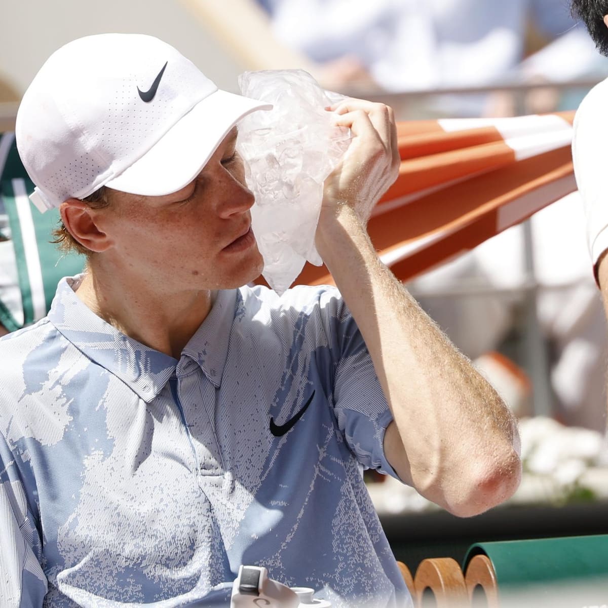 VIDEO | ¡Alerta mundial en Roland Garros! Sinner con problemas físicos y detuvo su partido