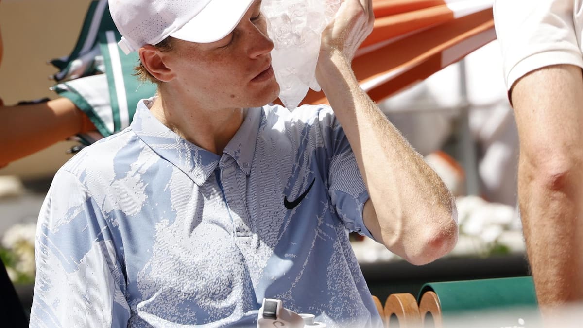 VIDEO | ¡Alerta mundial en Roland Garros! Sinner con problemas físicos y detuvo su partido