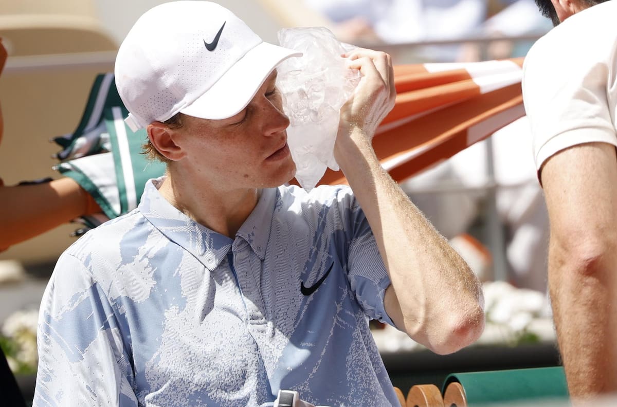 VIDEO | ¡Alerta mundial en Roland Garros! Sinner con problemas físicos y detuvo su partido
