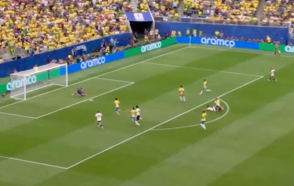 Le gana por 1-0 a Brasil en los dieciseisavos de final.