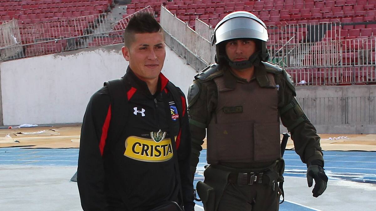 Ganó un Superclásico con Colo Colo, fue detenido por pisar una bandera de la U y se retiró del fútbol en silencio