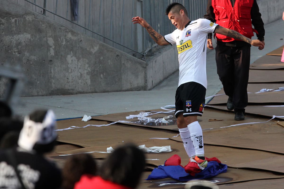 El ex futbolista fue formalizado y castigado por la ANFP por pisar y patear una bandera de Universidad de Chile en un Superclásico. Foto: Agencia ATON.