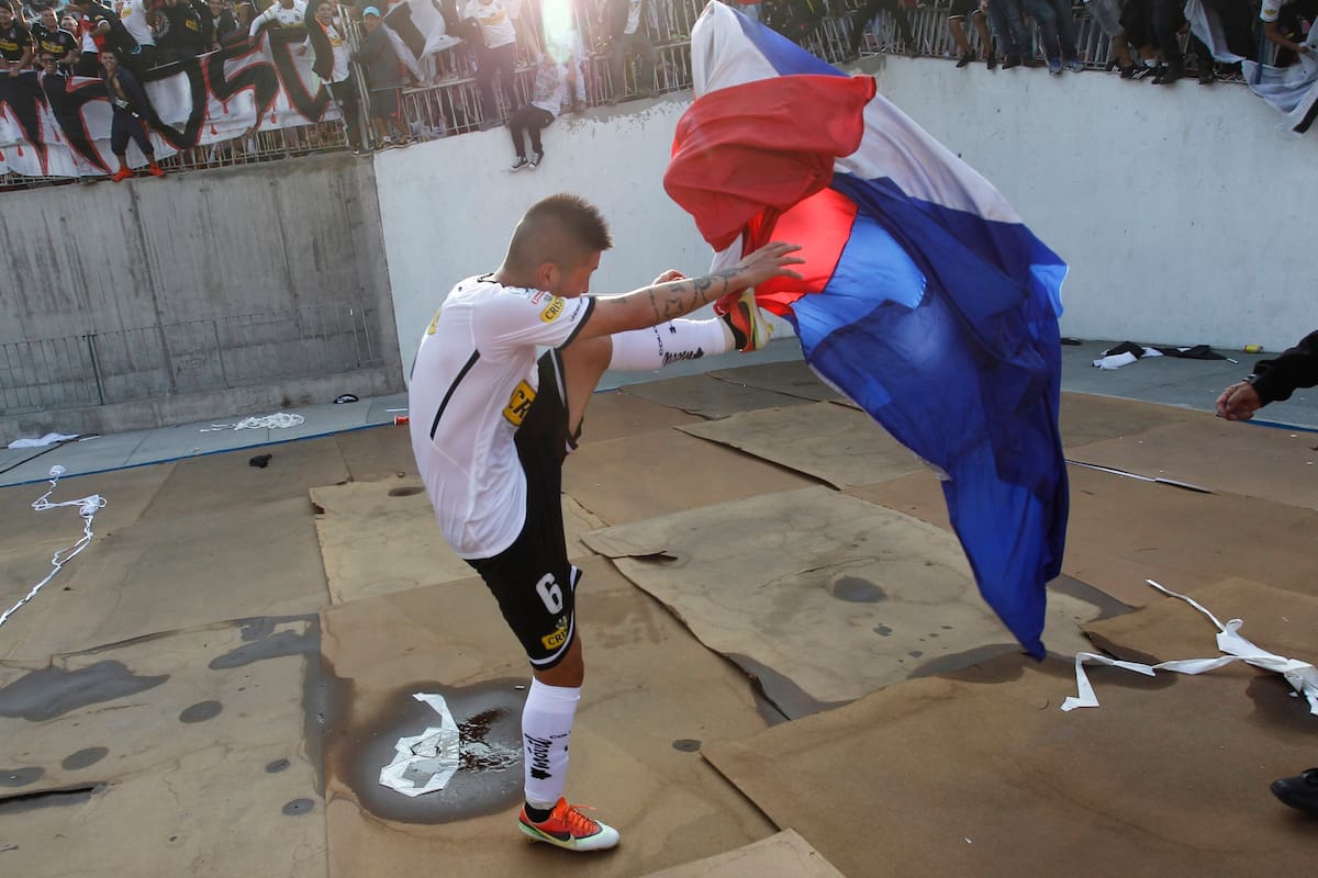 El ex volante albo pasó una noche detenido por la Ley de Violencia en los Estadios. Foto: Agencia ATON.