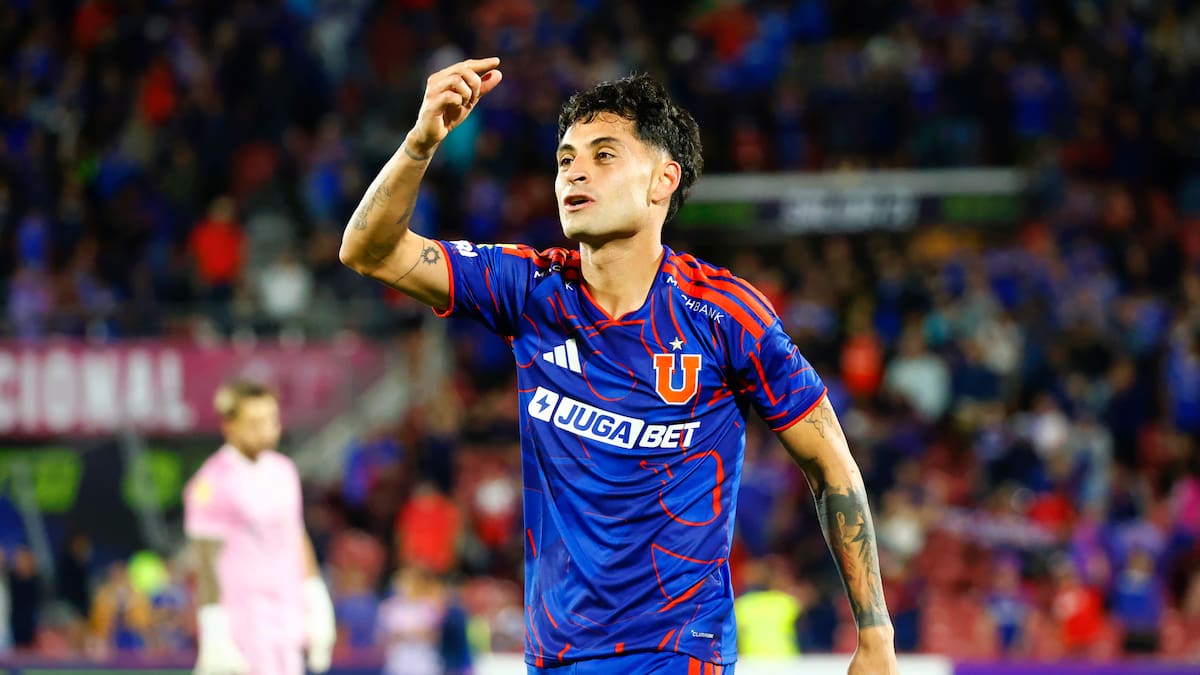Javier Altamirano le entrega la mejor noticia a la U