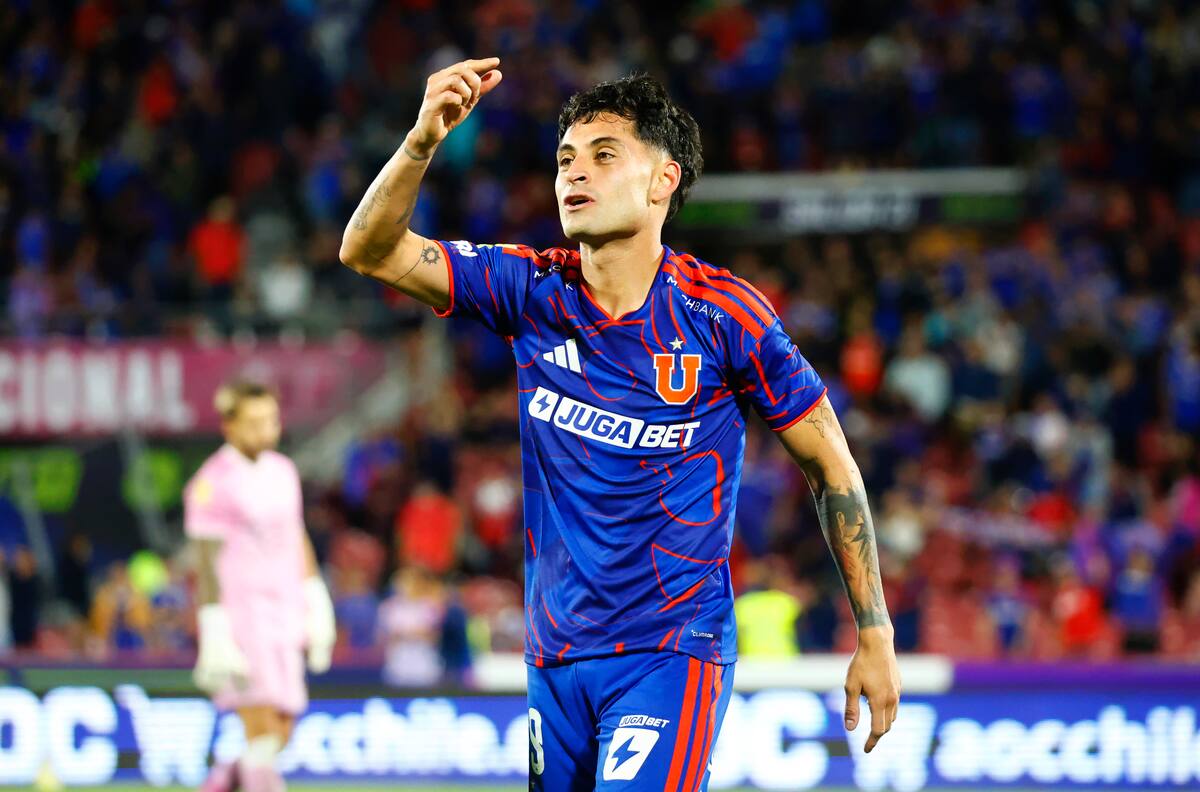 Javier Altamirano le entrega la mejor noticia a la U