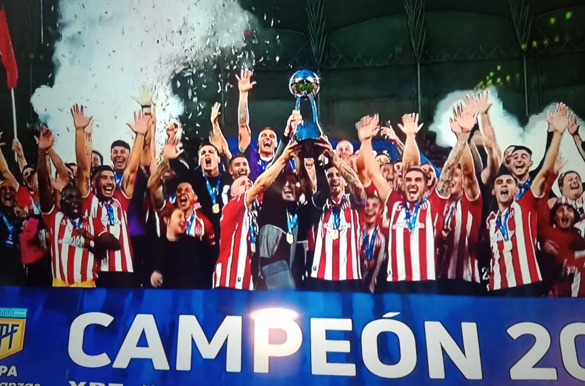 ¡Javier Altamirano levantó la Copa!: Estudiantes de La Plata es el nuevo campeón de Argentina