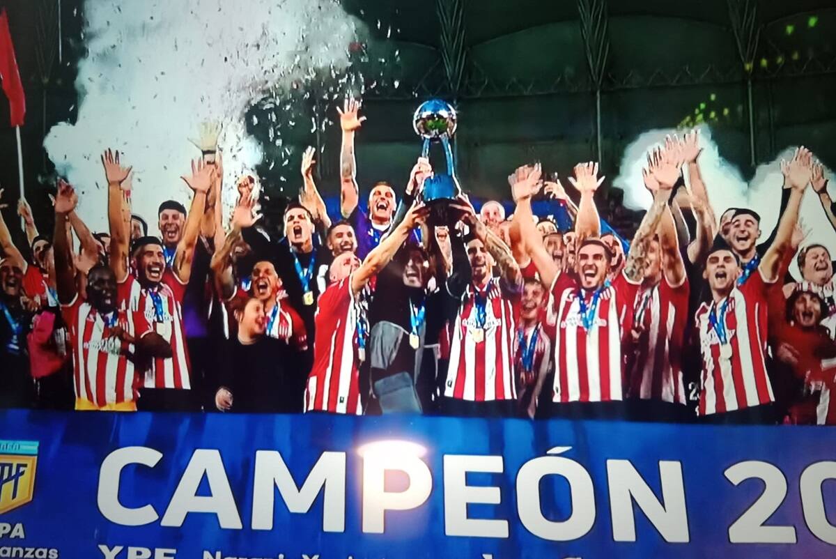 fue invitado a levantar la copa de campeón obtenida por Estudiantes de La Plata.