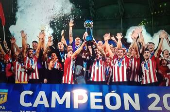 ¡Javier Altamirano levantó la Copa!: Estudiantes de La Plata es el nuevo campeón de Argentina