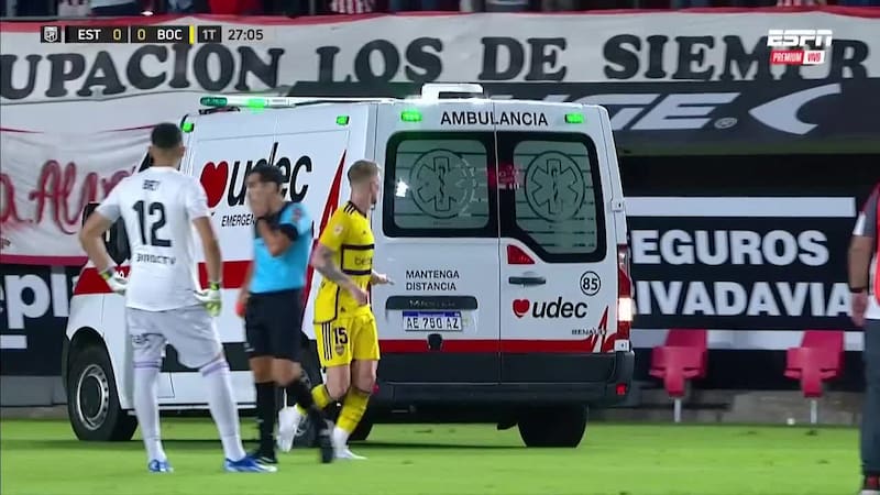 fue retirado en ambulancia.