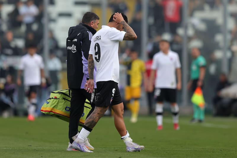 El delantero salió lesionado. Foto: Aton.