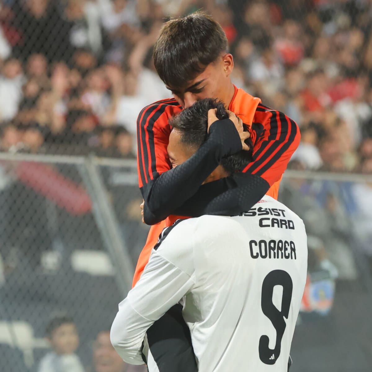 VIDEO | Abrazando a su hijo: el emotivo festejo que llevó hasta las lágrimas a Javier Correa en Colo-Colo