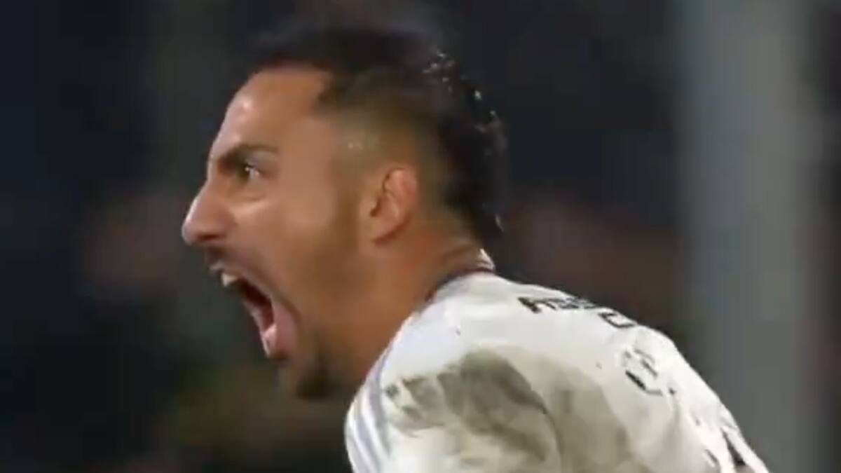 Todos lo fueron a abrazar: el golazo al ángulo de Javier Correa en Colo Colo