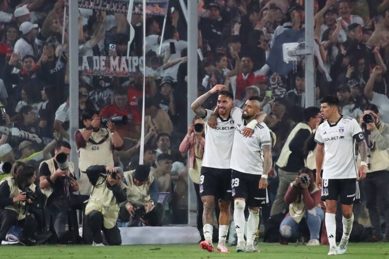 Javier Correa junto a Arturo Vidal. Foto: Agencia Aton.