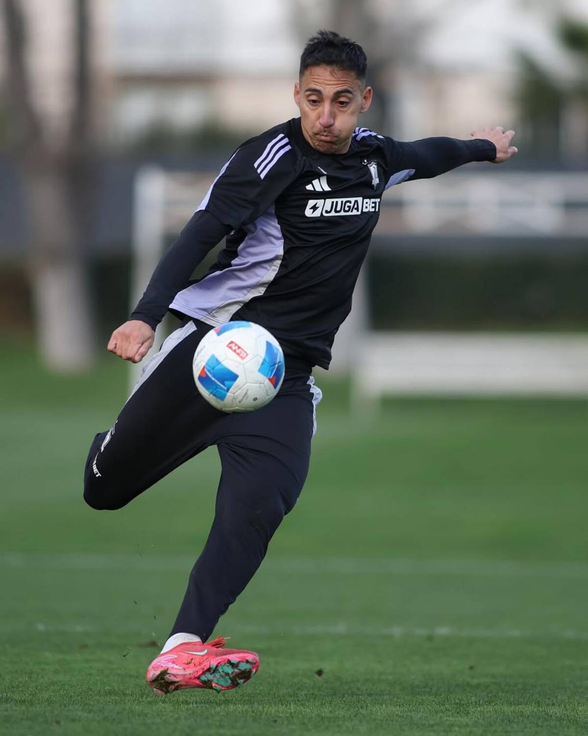 El delantero entrenó con normalidad durante este lunes.