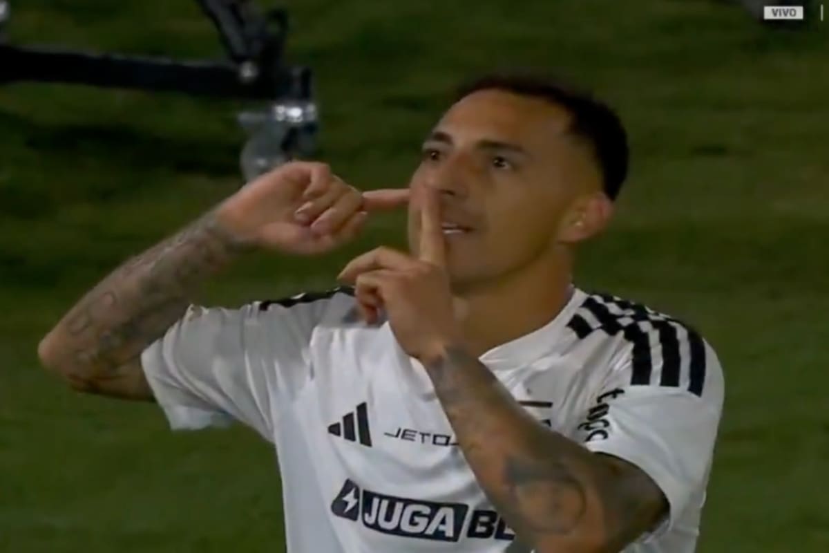 El delantero haciendo el gesto de silencio en el Estadio Monumental.