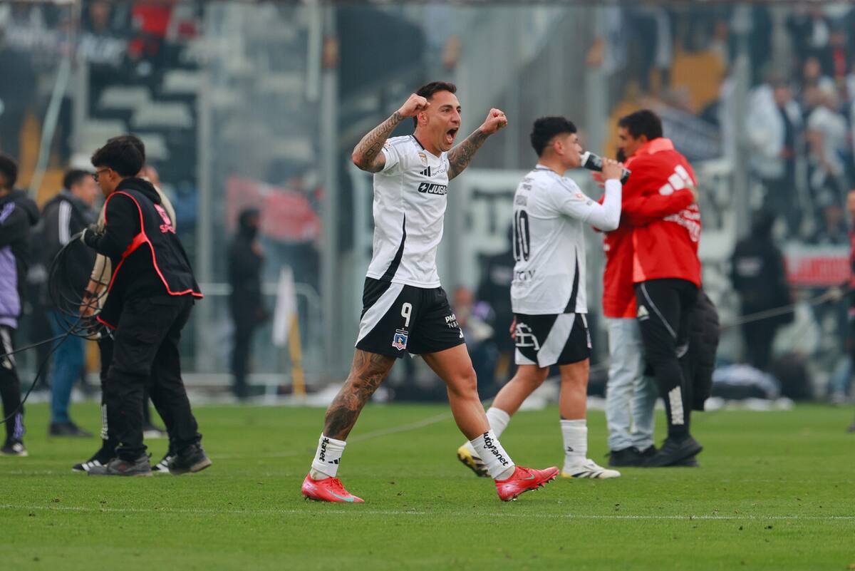 El delantero protagonizó un altercado tras la victoria de Colo Colo sobre la U: intentó golpear a un hincha de Universidad de Chile y encaró a la dirigencia azul en los camarinesFoto: Aton.