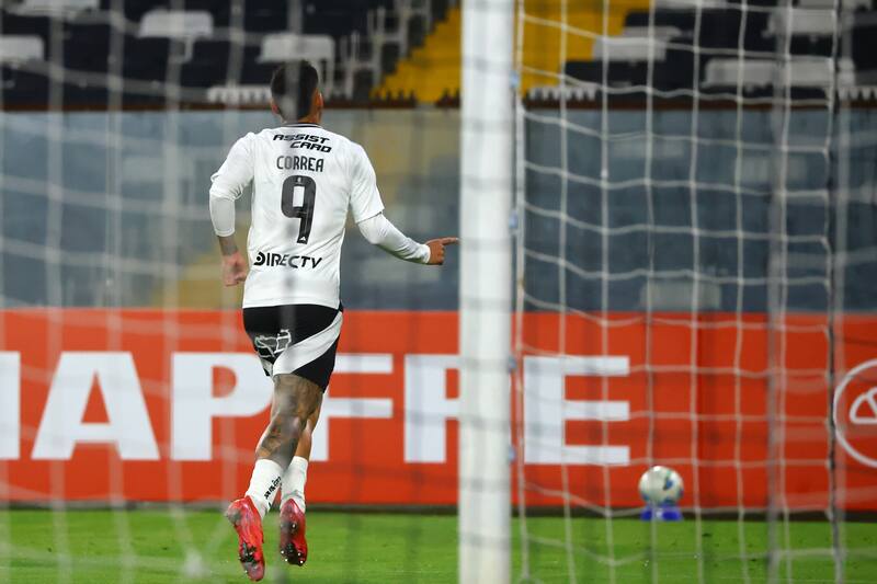 El delantero de Colo Colo anotó el gol ante Bucaramanga y después le echó la culpa al empedrado.
