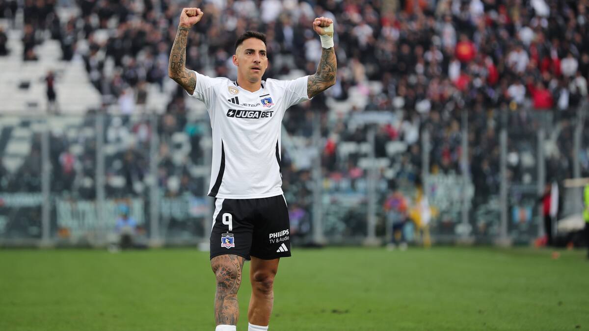 Javier Correa le entrega la mejor noticia a Fernando Ortiz en Colo Colo