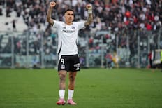 Javier Correa le entrega la mejor noticia a Fernando Ortiz en Colo Colo
