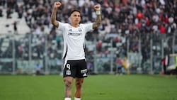 Javier Correa le entrega la mejor noticia a Fernando Ortiz en Colo Colo